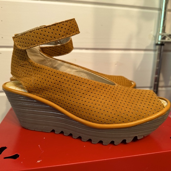 Fly London low heels. - Picture 2 of 4